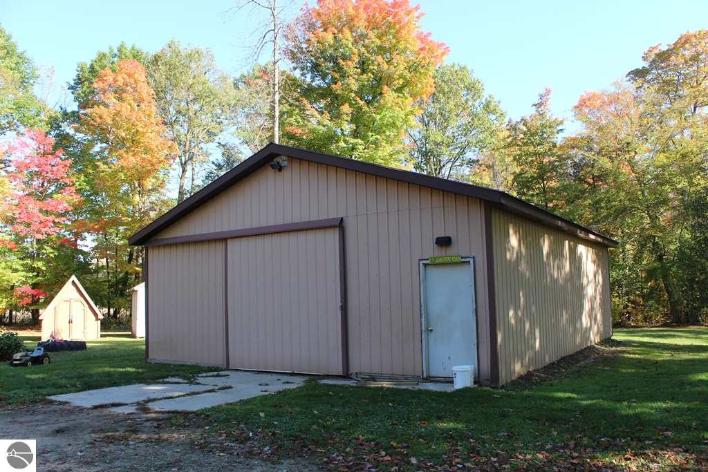 11267 South Mission Road Shepherd, MI 48883 - Photo 9 of 27 1777955-8.JPG
