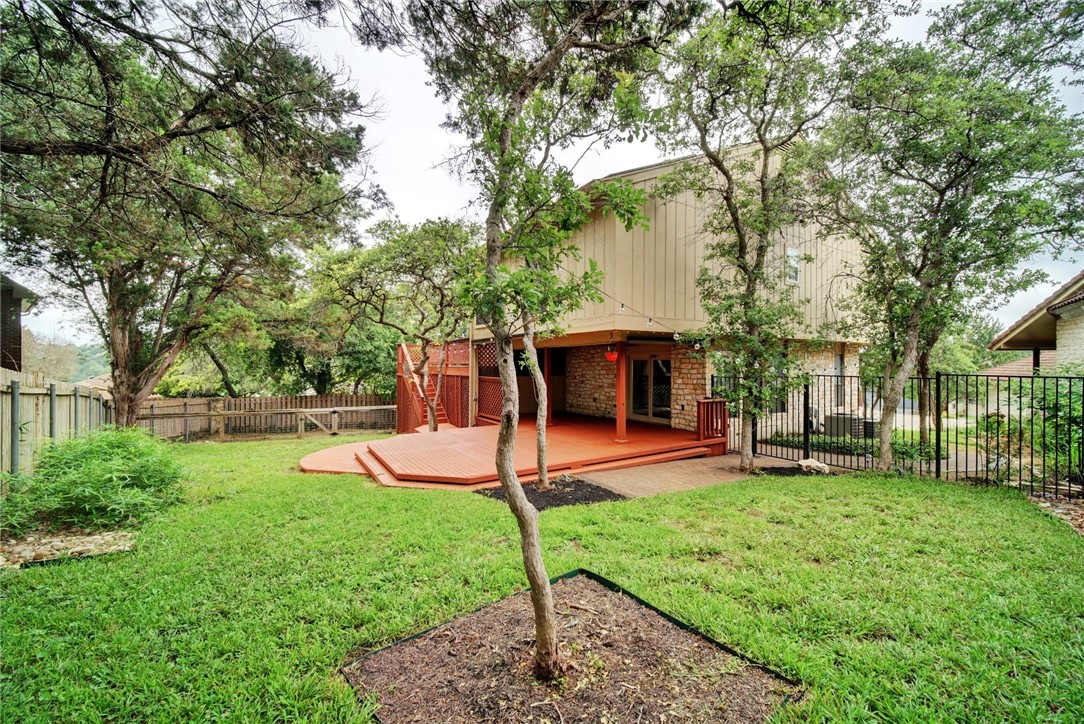 a view of a house with backyard