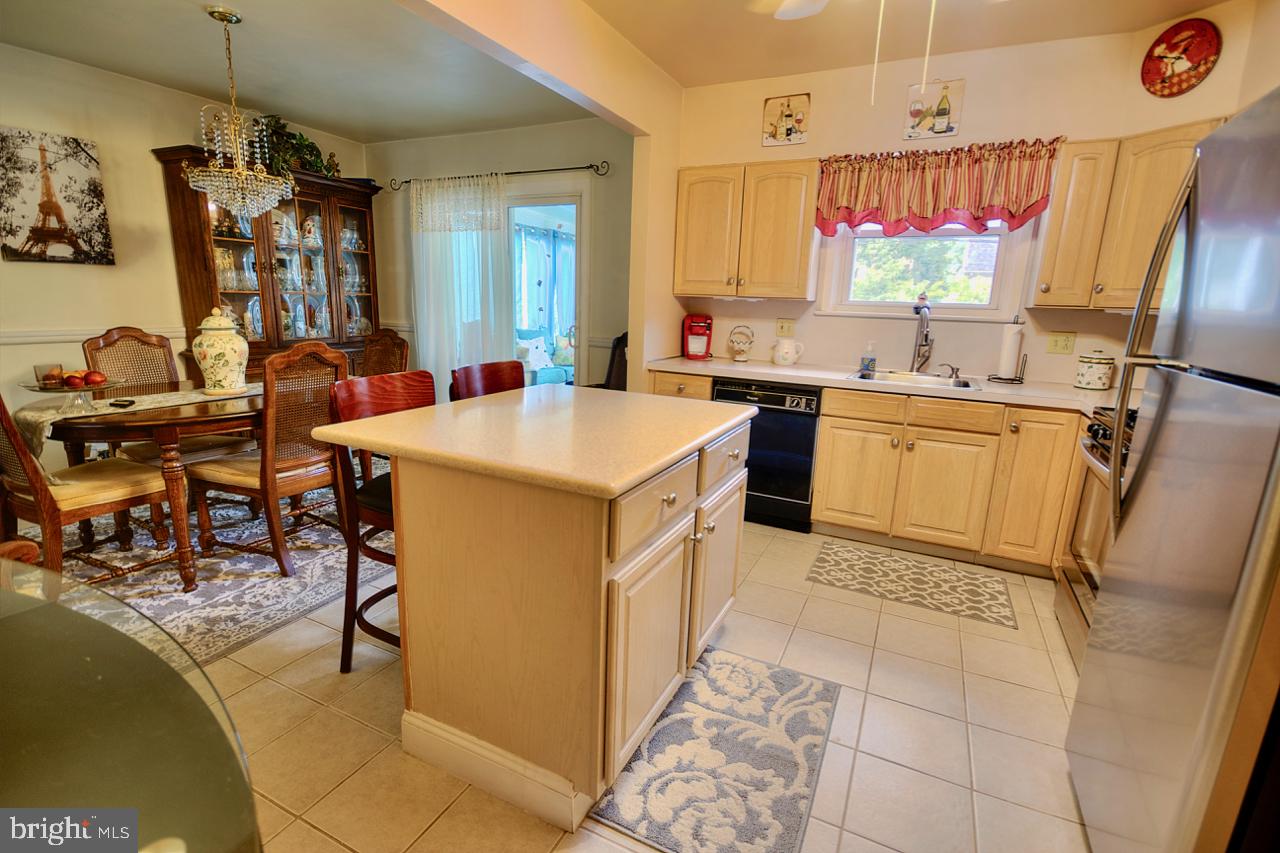 409 Achille Road Havertown, PA 19083 - Photo 9 of 20