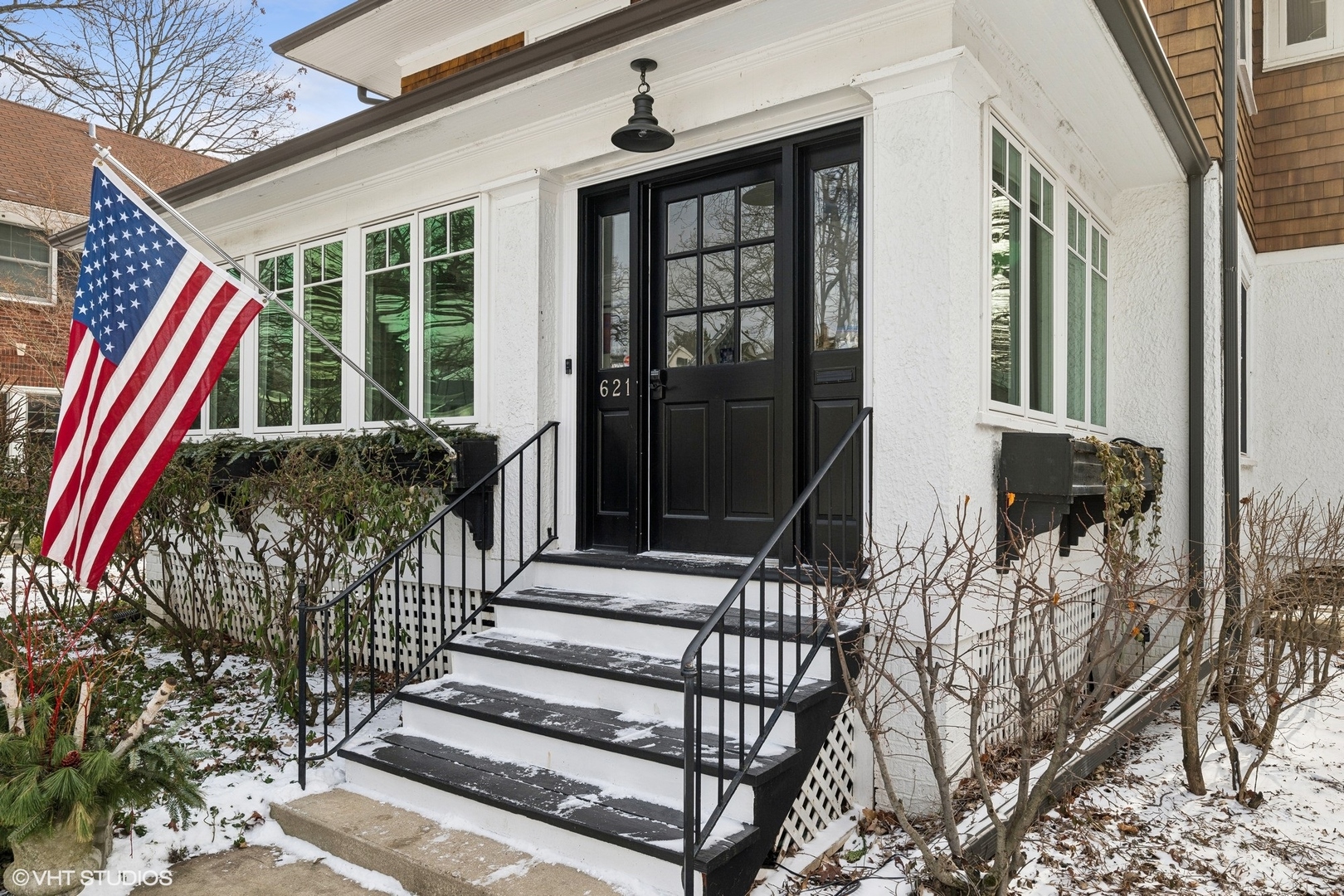 621 Maple Avenue Wilmette, IL 60091 - Photo 2 of 45 a view of front door with outdoor seating