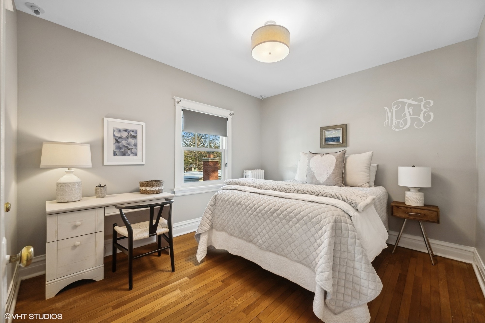 621 Maple Avenue Wilmette, IL 60091 - Photo 27 of 45 a bedroom with a bed and a desk