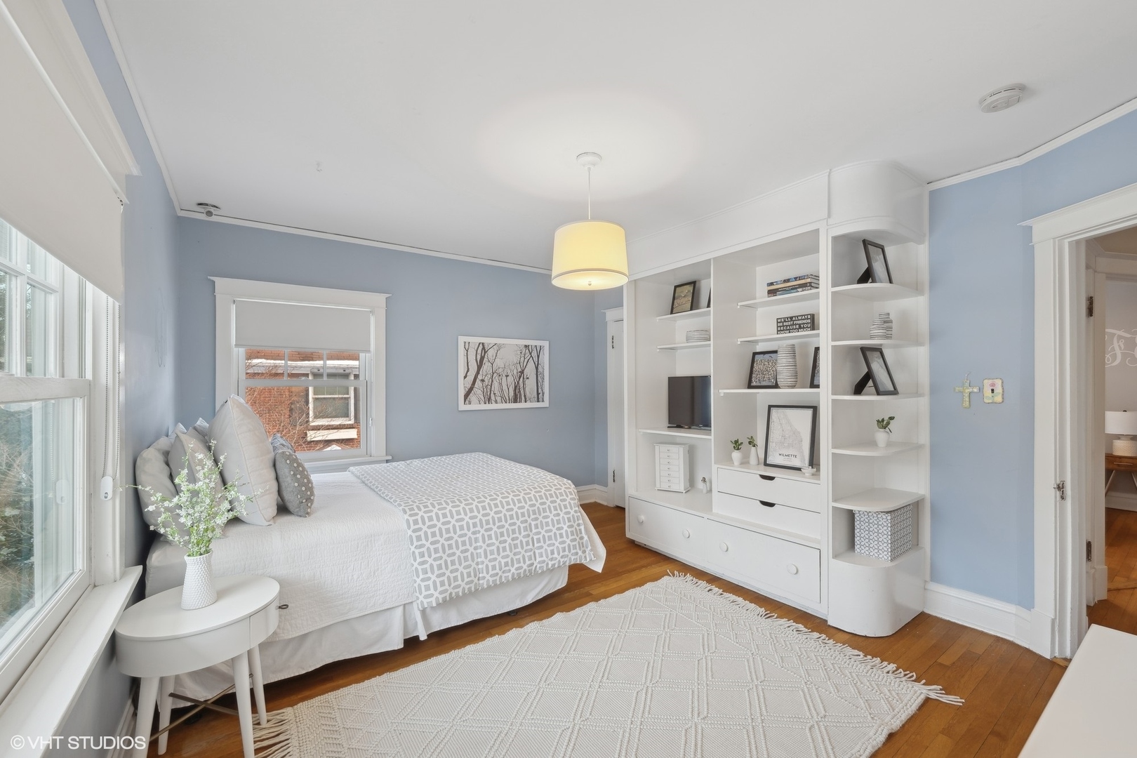 621 Maple Avenue Wilmette, IL 60091 - Photo 28 of 45 a bedroom with a bed and a chandelier