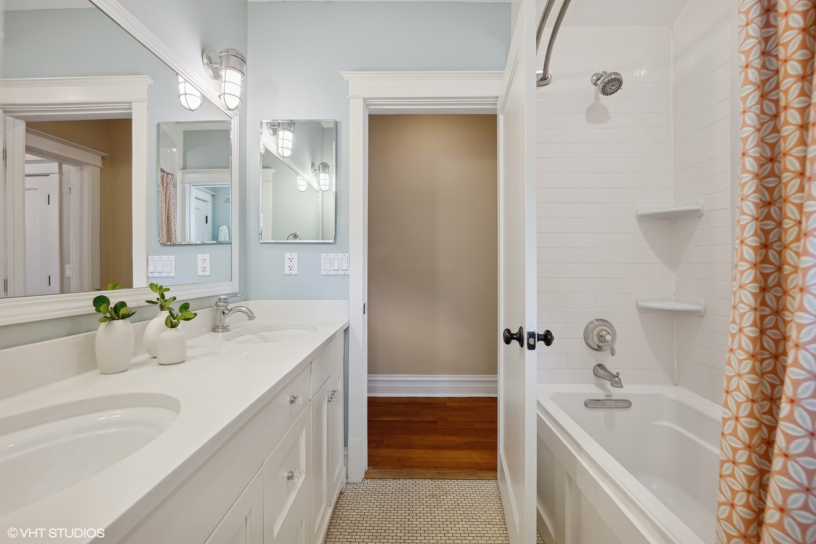 621 Maple Avenue Wilmette, IL 60091 - Photo 31 of 45 a bathroom with a sink and a bathtub
