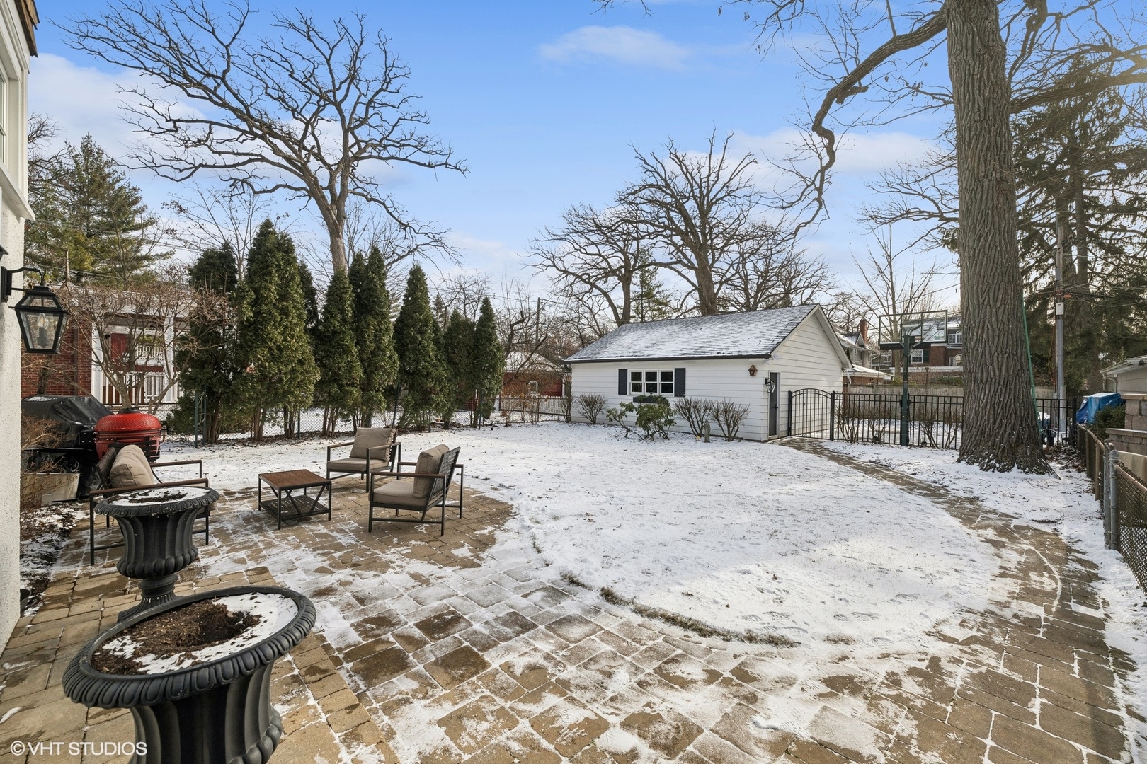 621 Maple Avenue Wilmette, IL 60091 - Photo 38 of 45 a view of a back yard of the house