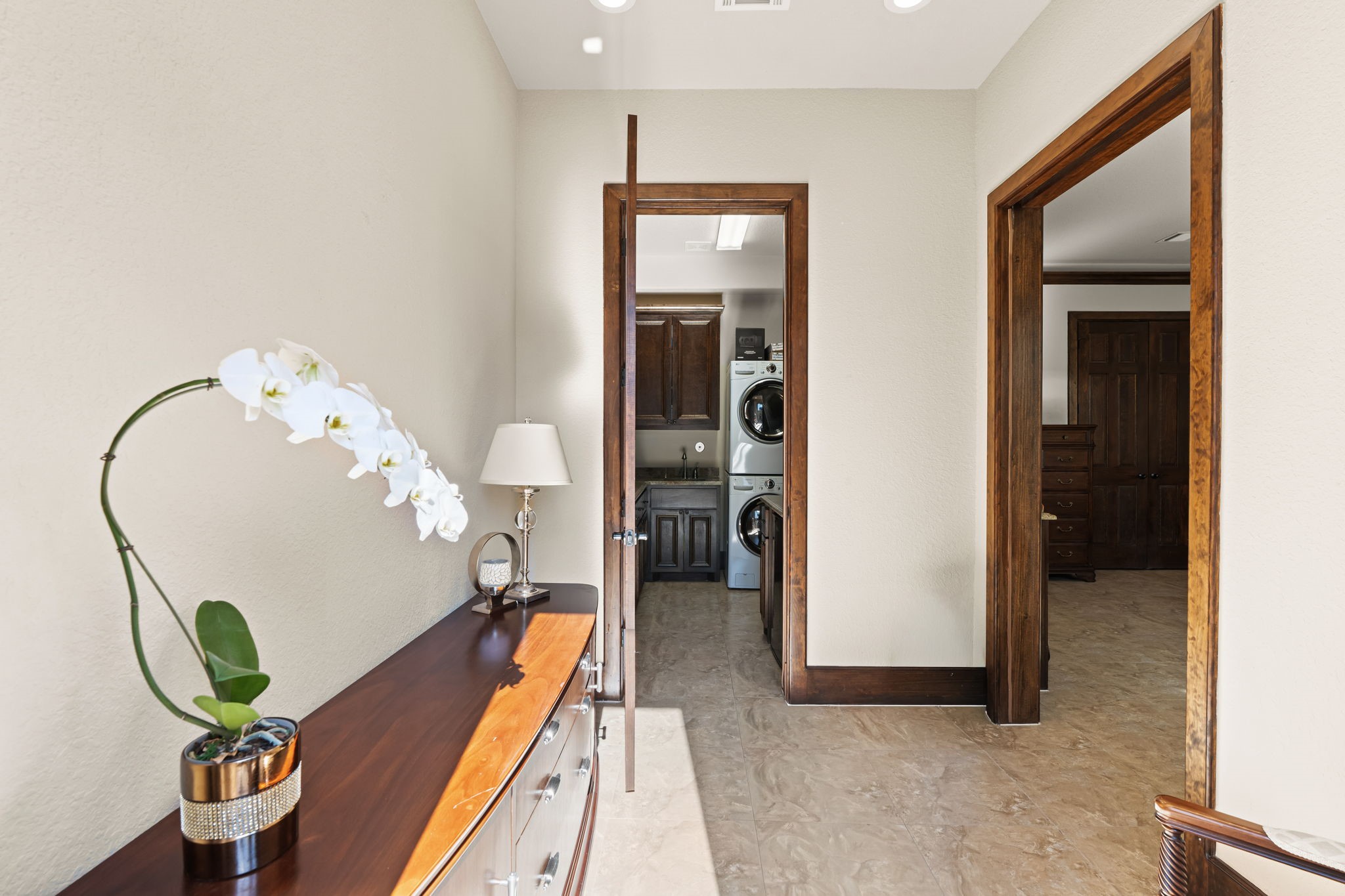 3751 Aberdeen Way Houston, TX 77025 - Photo 23 of 39 A private entry and sitting area with a built-in kitchenette and its own washer and dryer, creating a fully self-contained suite ideal for guests, extended stays, or multigenerational living.