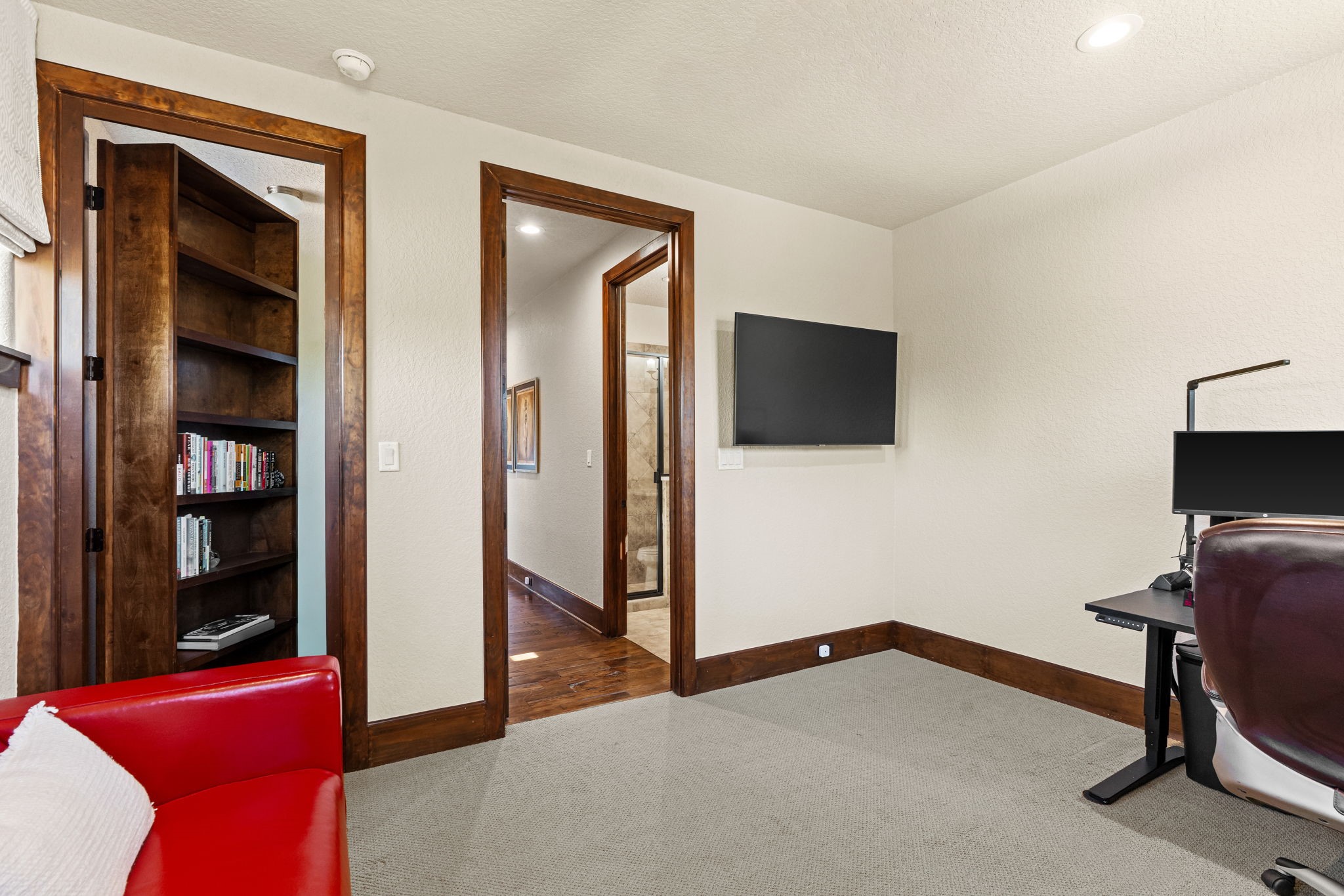 3751 Aberdeen Way Houston, TX 77025 - Photo 30 of 39 A versatile secondary bedroom with a flexible layout and easy access to a private bath, offering an ideal setup for a guest room or a quiet, dedicated home office.