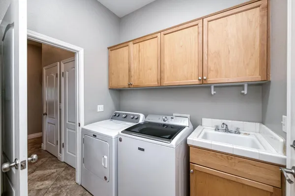 $799,900 | 566 West Enterprise Avenue, Clovis, CA 93619