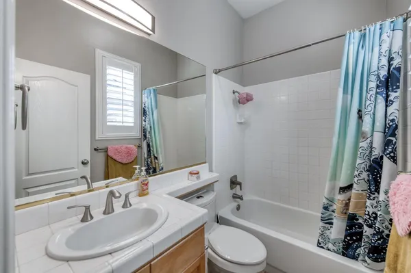 $799,900 | 566 West Enterprise Avenue, Clovis, CA 93619