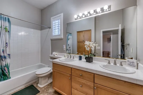 $799,900 | 566 West Enterprise Avenue, Clovis, CA 93619