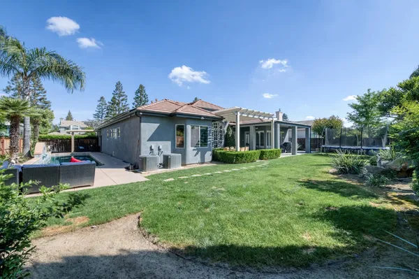 $799,900 | 566 West Enterprise Avenue, Clovis, CA 93619