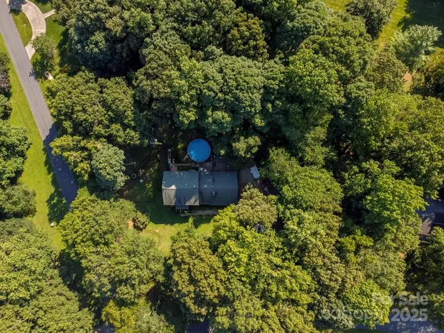 a view of a back yard