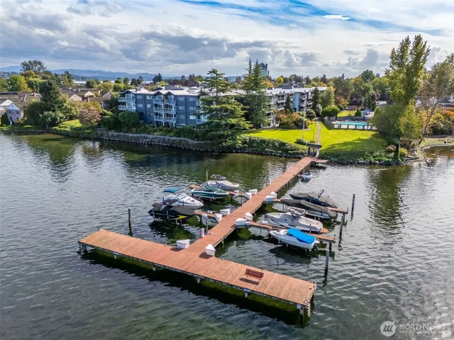 a view of a swimming pool with seating space