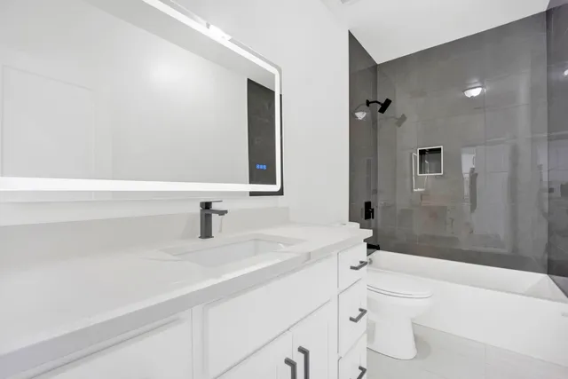 $2,400 | 4350 West Lawrence Avenue, Unit 303, Chicago, IL 60630