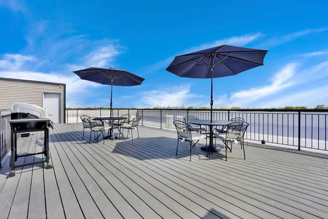 $2,400 | 4350 West Lawrence Avenue, Unit 303, Chicago, IL 60630