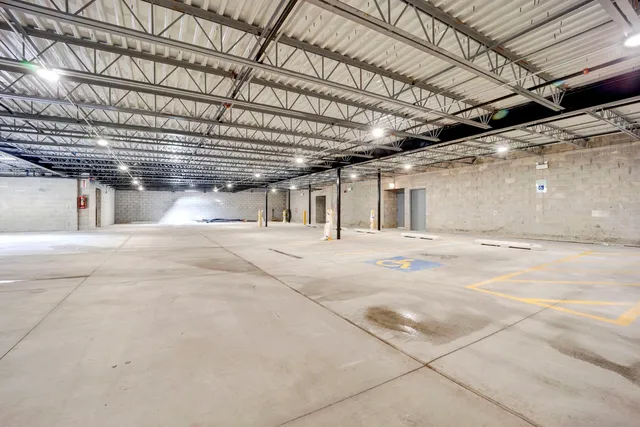 $2,400 | 4350 West Lawrence Avenue, Unit 303, Chicago, IL 60630