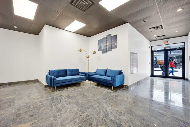 $2,400 | 4350 West Lawrence Avenue, Unit 303, Chicago, IL 60630