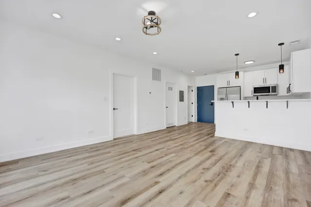 $2,400 | 4350 West Lawrence Avenue, Unit 303, Chicago, IL 60630