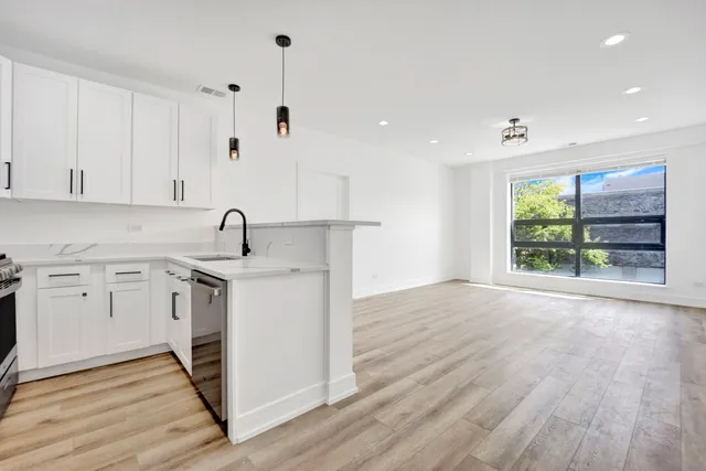 $2,400 | 4350 West Lawrence Avenue, Unit 303, Chicago, IL 60630