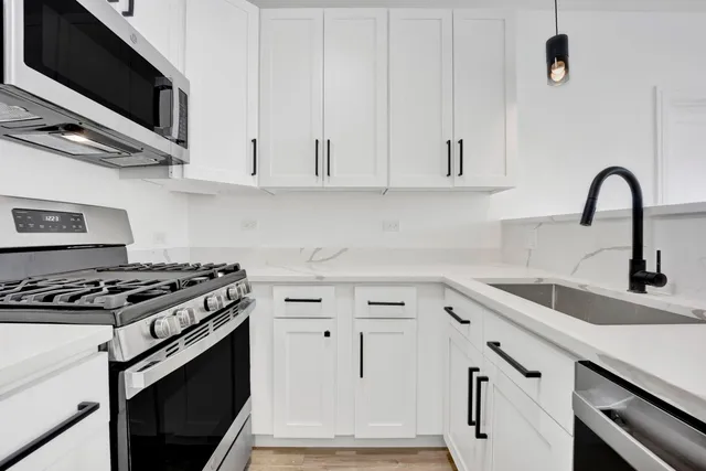 $2,400 | 4350 West Lawrence Avenue, Unit 303, Chicago, IL 60630