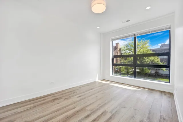 $2,400 | 4350 West Lawrence Avenue, Unit 303, Chicago, IL 60630