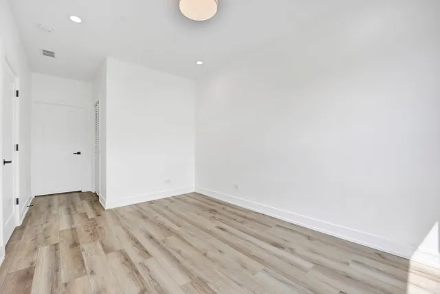 $2,400 | 4350 West Lawrence Avenue, Unit 303, Chicago, IL 60630