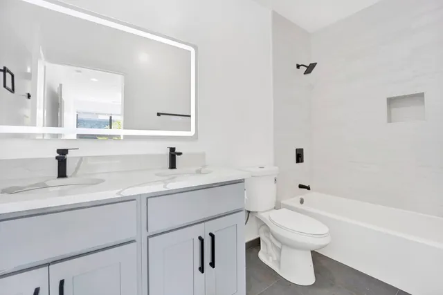 $2,400 | 4350 West Lawrence Avenue, Unit 303, Chicago, IL 60630