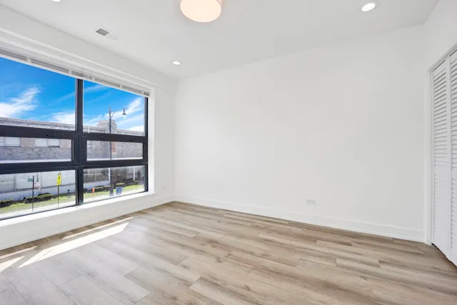 $2,400 | 4350 West Lawrence Avenue, Unit 303, Chicago, IL 60630