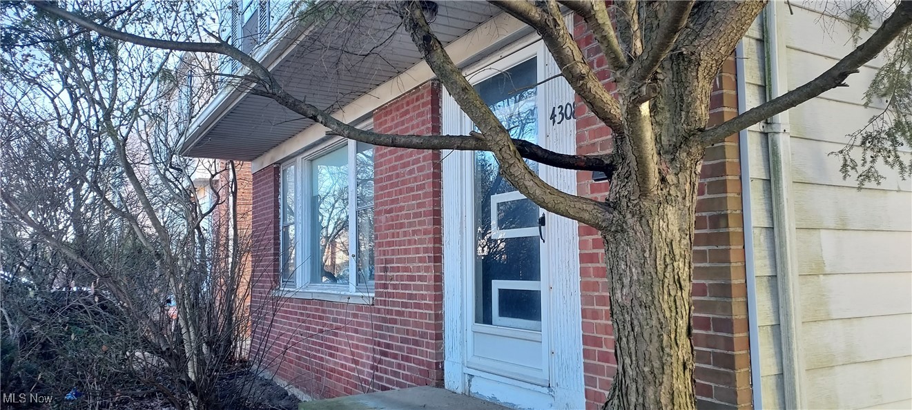 4308 Silsby Road University Heights, OH 44118 - Photo 25 of 28 View of property entrance