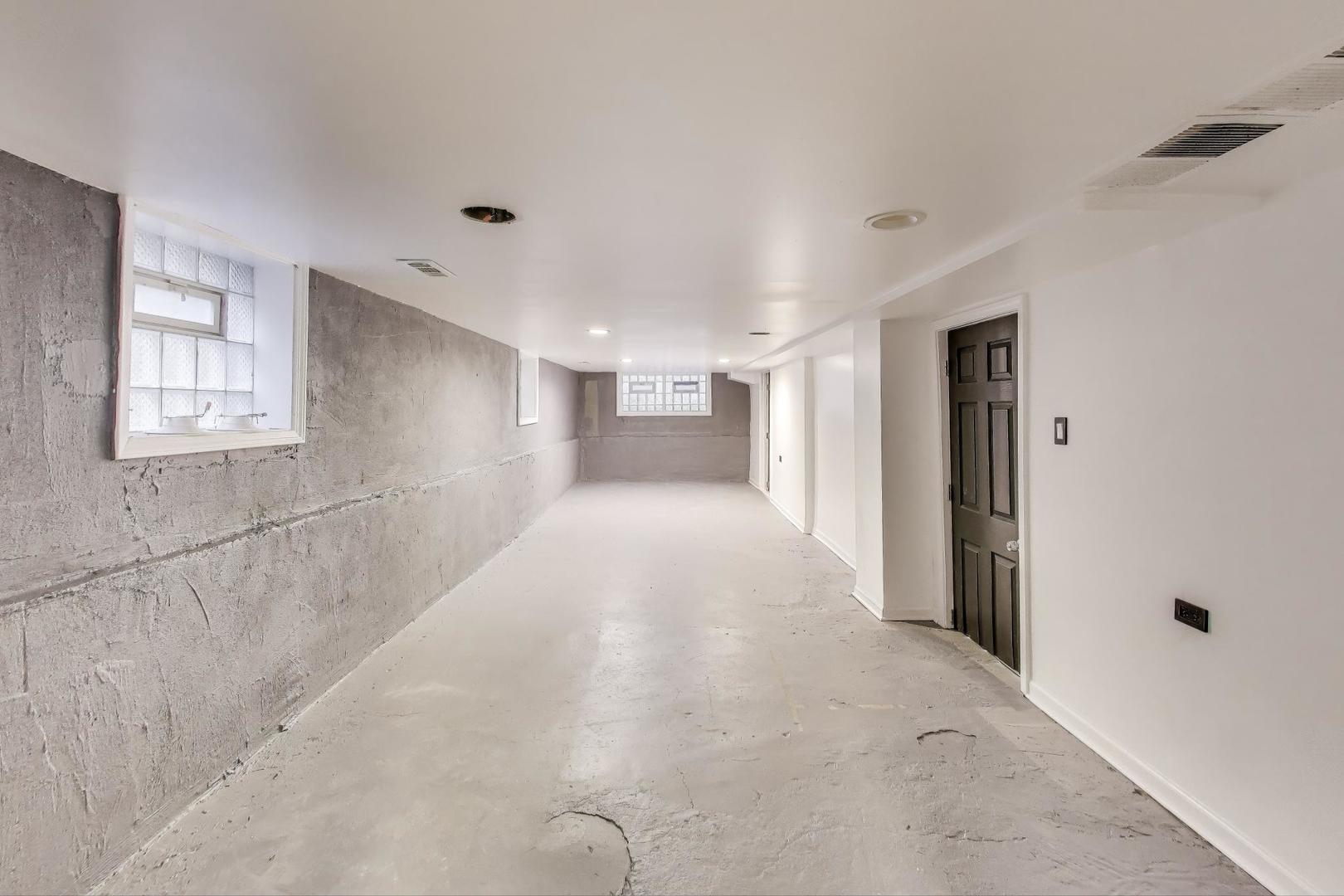 1117 West 57th Street Chicago, IL 60621 - Photo 19 of 24 a view of hallway with windows