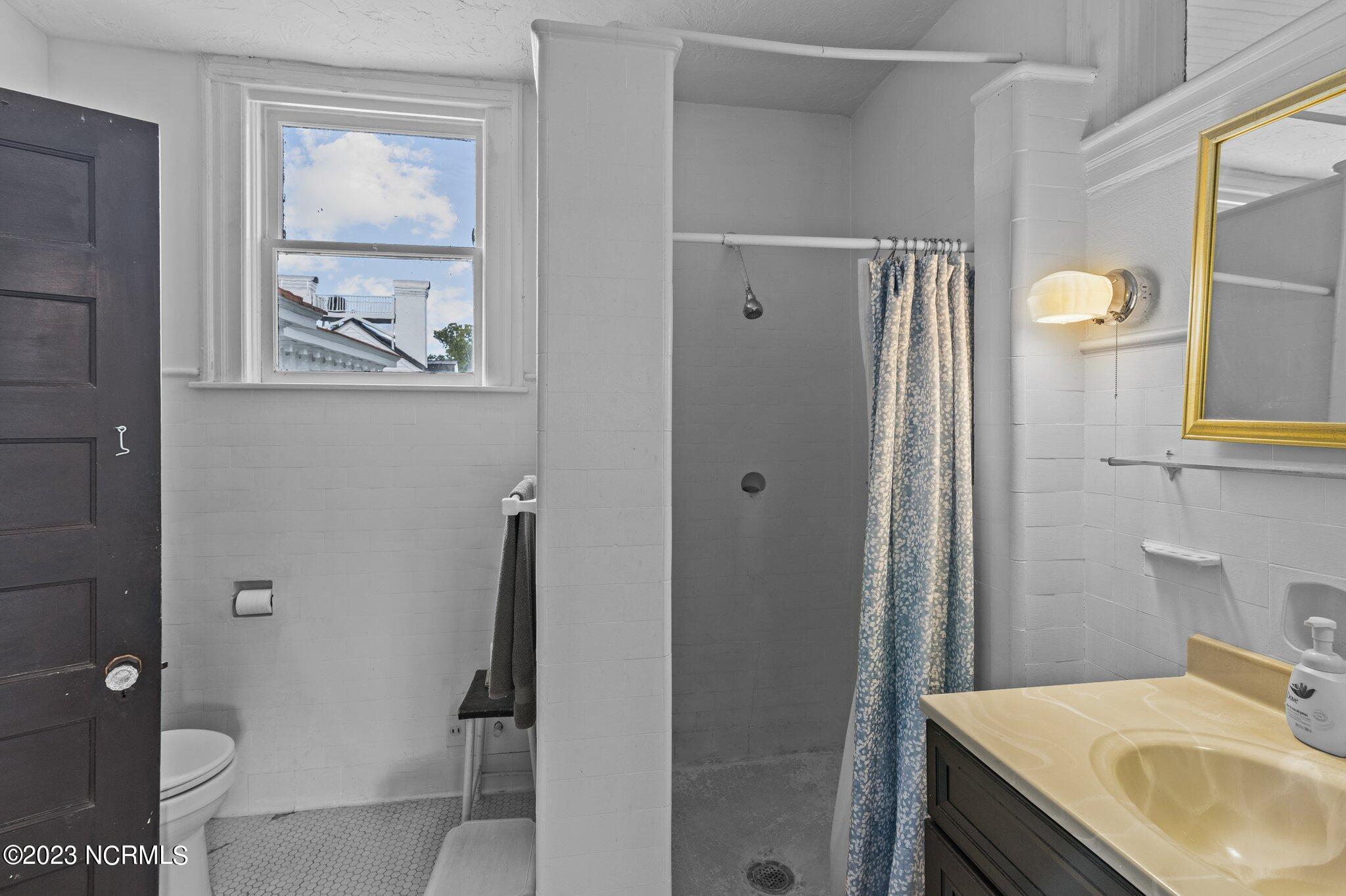 309 Johnson Street New Bern, NC 28560 - Photo 42 of 61 2nd floor full shower room