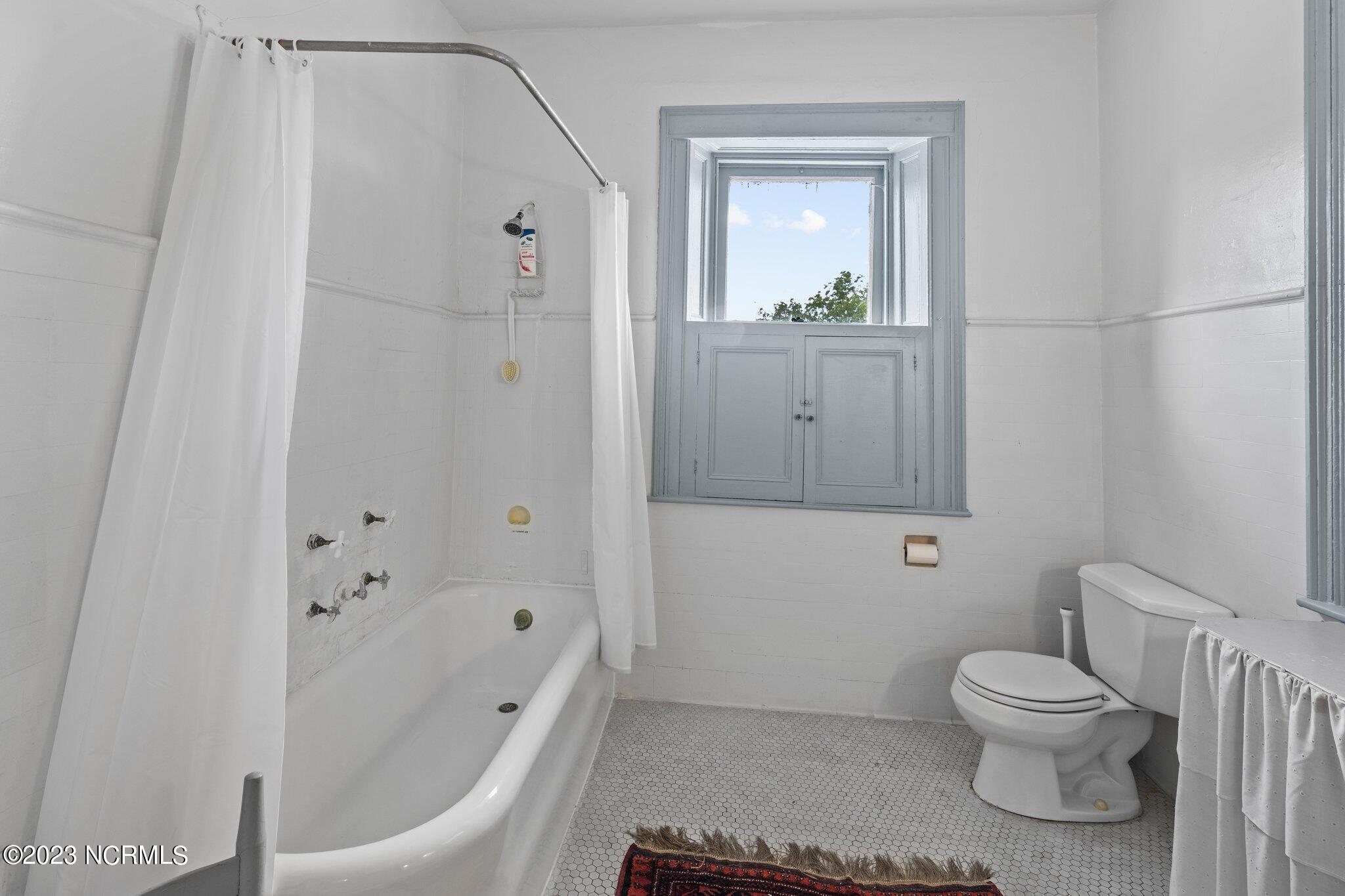 309 Johnson Street New Bern, NC 28560 - Photo 48 of 61 2nd floor full bath with tub/shower