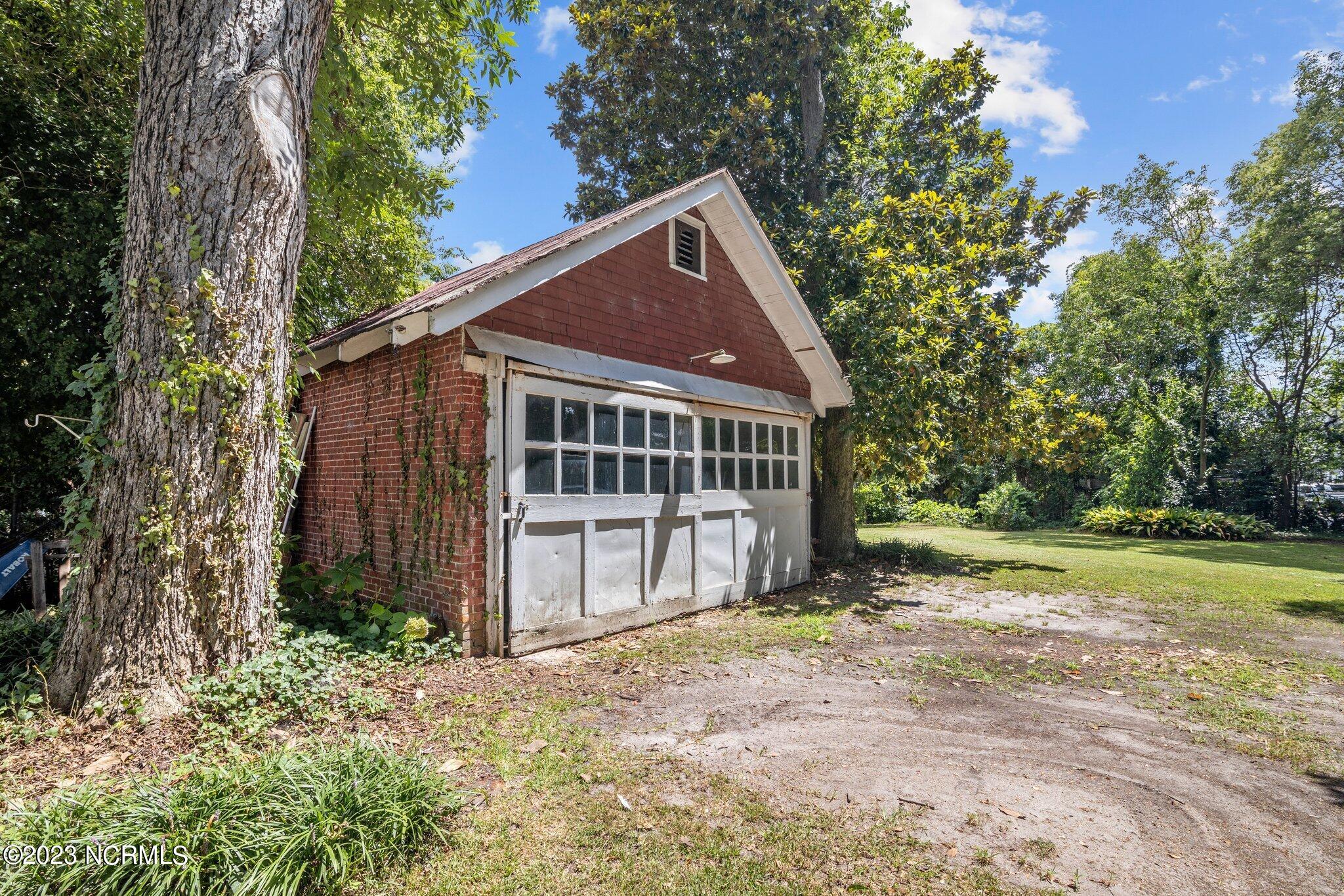 309 Johnson Street New Bern, NC 28560 - Photo 7 of 61 Detached garage