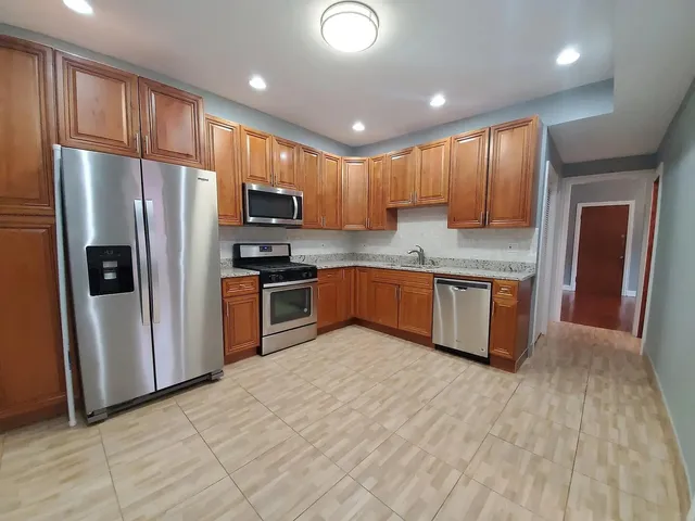 $2,300 | 2242 North Western Avenue, Unit 1R, Chicago, IL 60647