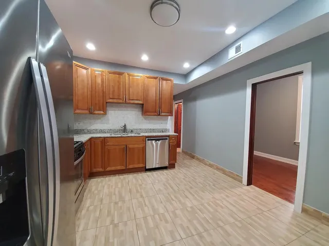 $2,300 | 2242 North Western Avenue, Unit 1R, Chicago, IL 60647