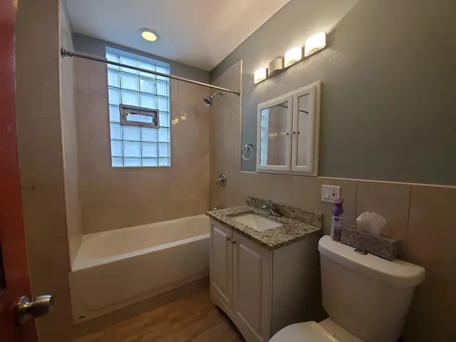 $2,300 | 2242 North Western Avenue, Unit 1R, Chicago, IL 60647