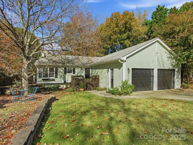a view of a pathway of the house