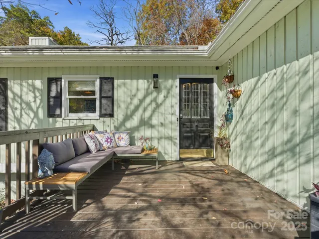 a view of a pathway of a house