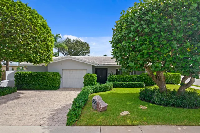 a view of house with garden