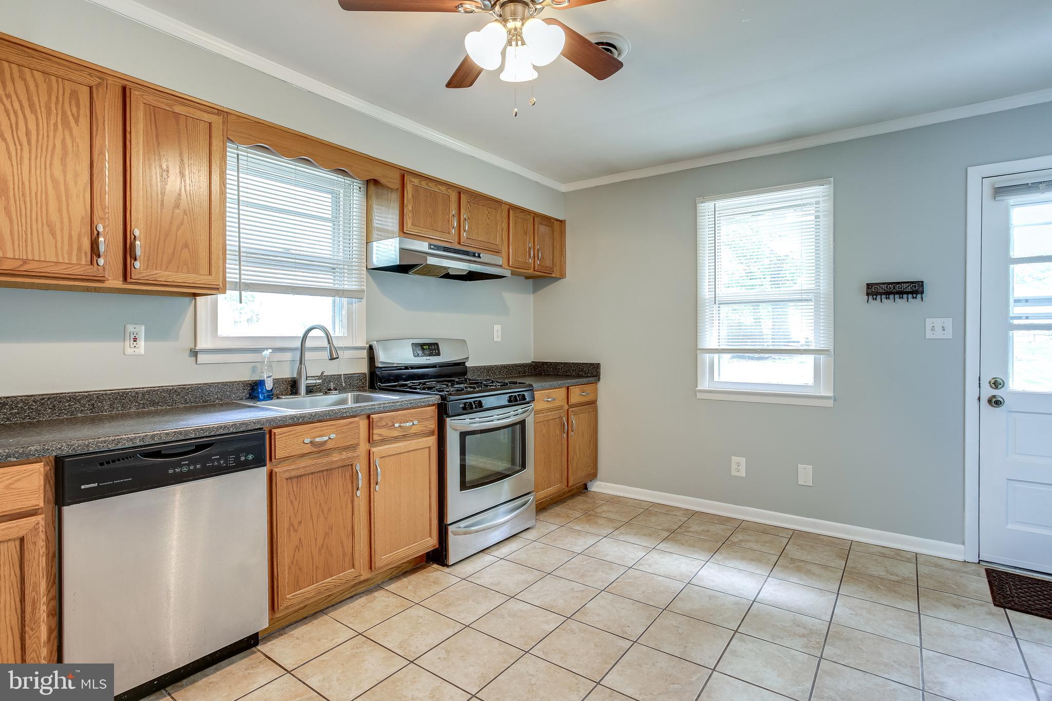 312 Savannah Road Baltimore, MD 21221 - Photo 10 of 29 Kitchen w/ Gas Stovetop
