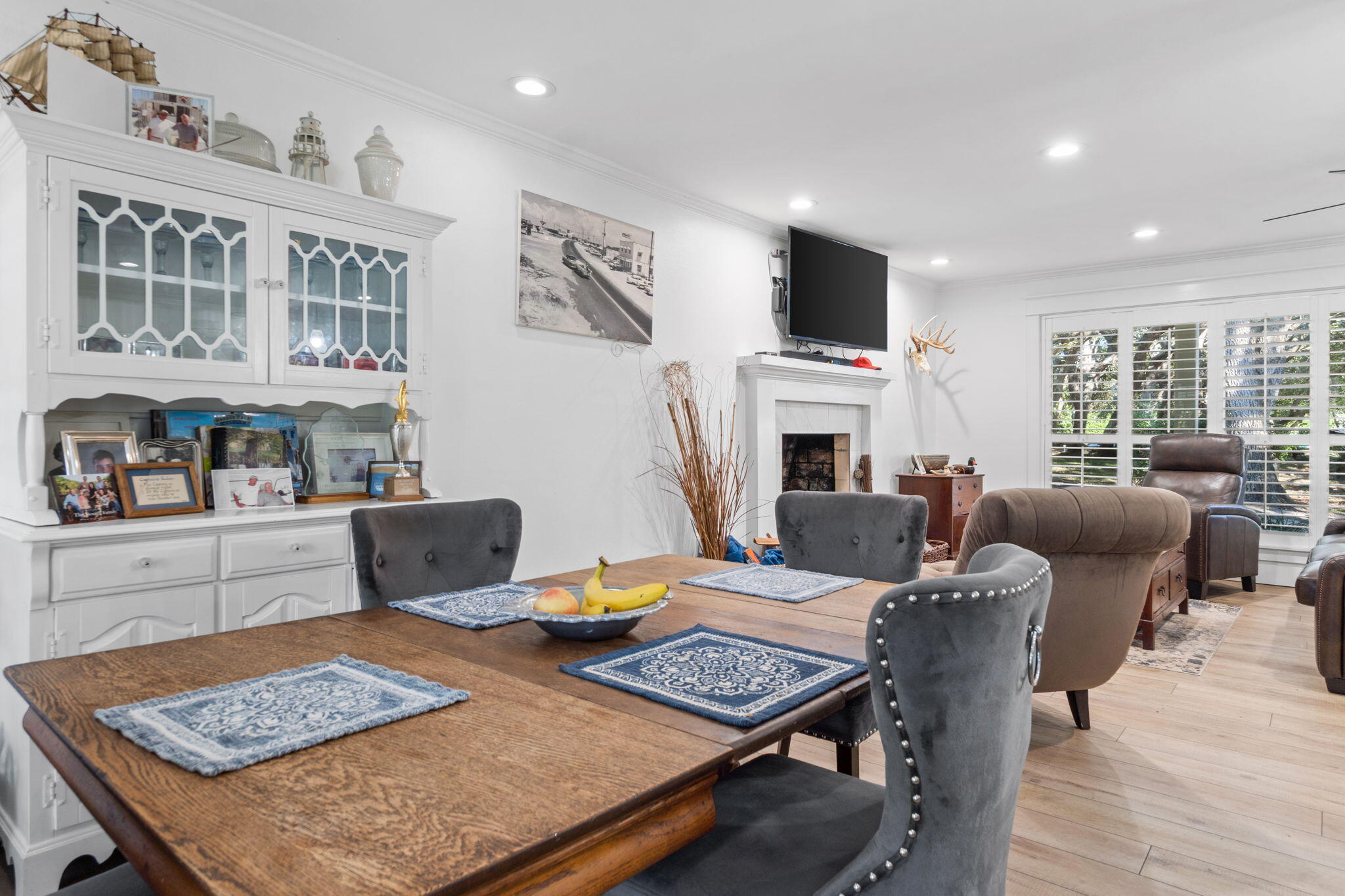 517 Main Street Destin, FL 32541 - Photo 11 of 14 a living room with furniture fireplace and flat screen tv