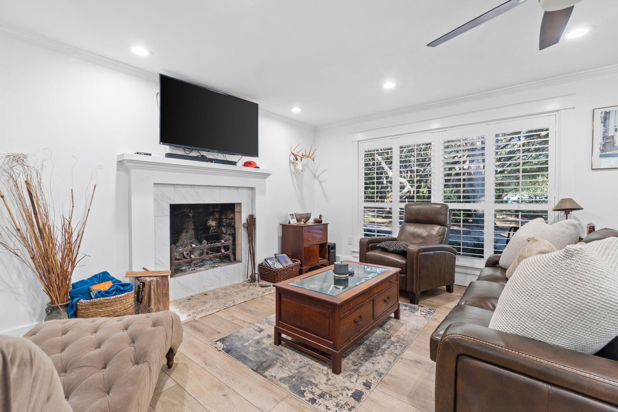 517 Main Street Destin, FL 32541 - Photo 12 of 14 a living room with furniture a flat screen tv and a fireplace