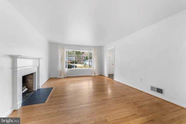 $2,700 | 12 Earlybird Avenue, Round Hill, VA 20141