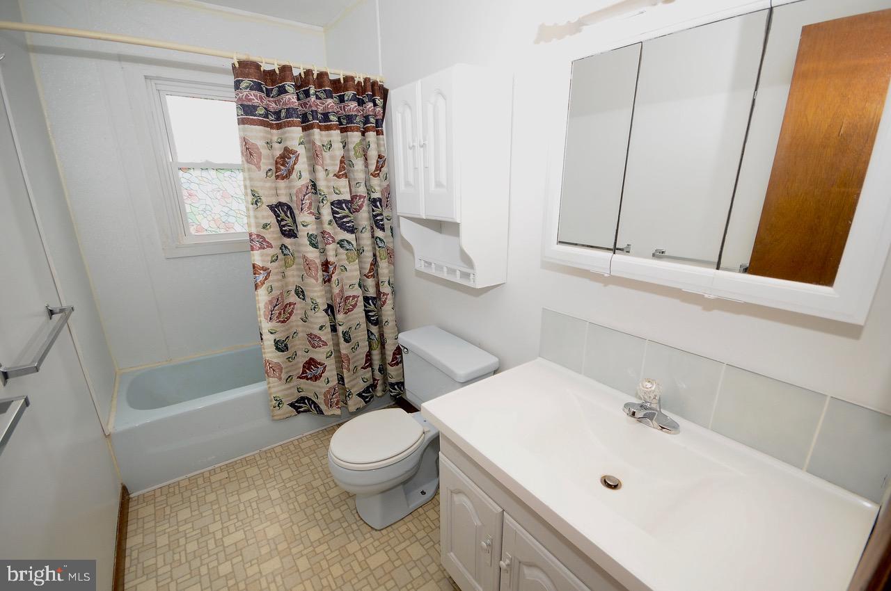 2439 Monmouth Road Jobstown, NJ 08041 - Photo 15 of 28 Main Floor Bath