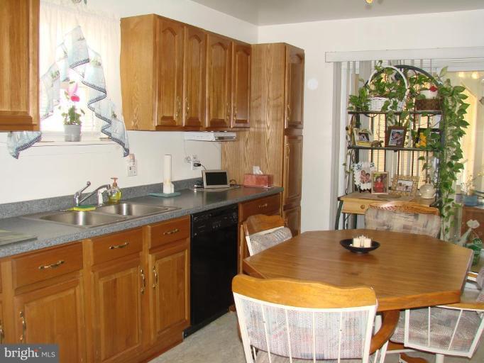 Large Eat in kitchen.. a beauty