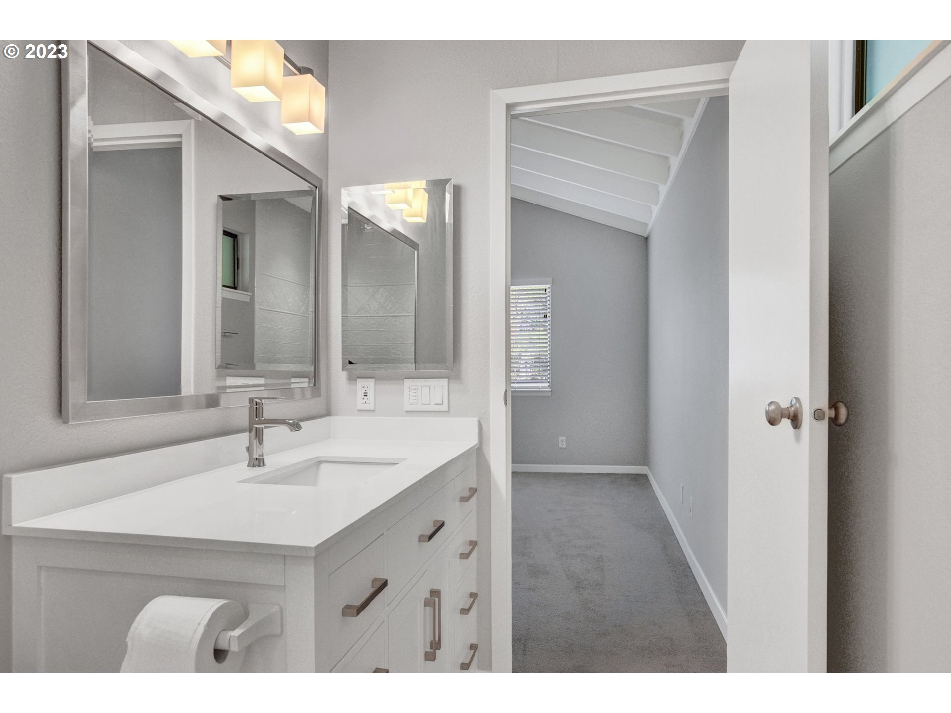 7518 Southwest Barnes Road, Unit A Portland, OR 97225 - Photo 23 of 32 Gallery Image 23