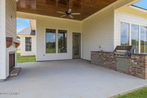 $499,000 | 104 Carriage Lakes Drive, Youngsville, LA 70592