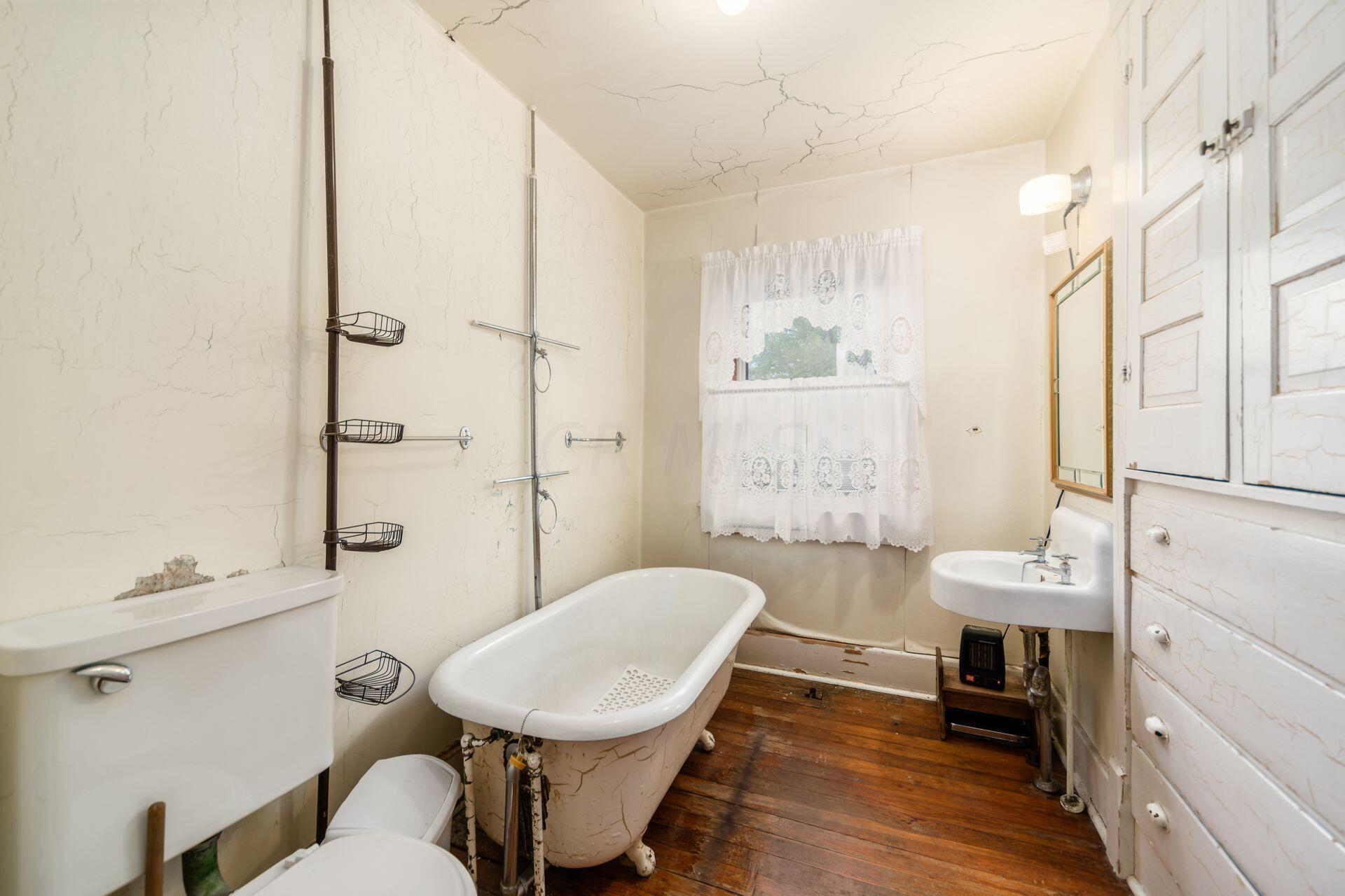 115 North Madison Road London, OH 43140 - Photo 24 of 35 Full Bath