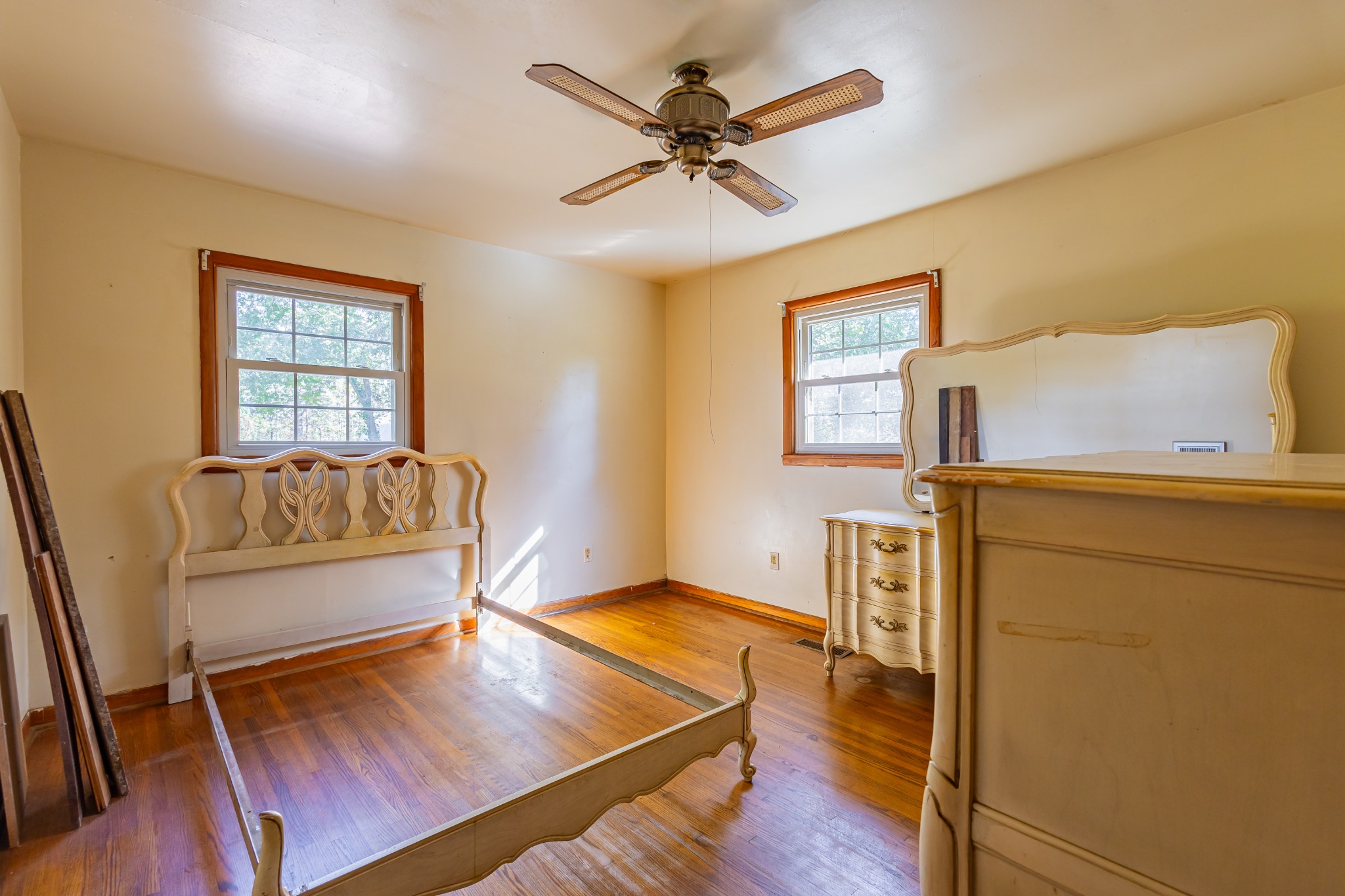 340 Yates Road Hillsboro, TN 37342 - Photo 32 of 69 a living room with furniture and a flat screen tv