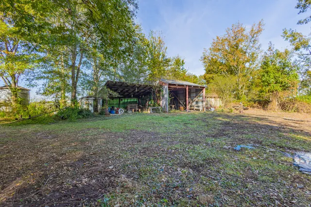 a view of a house with backyard