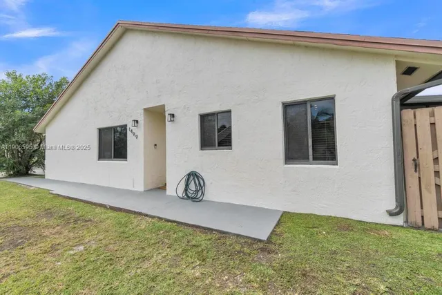 a view of a house with backyard